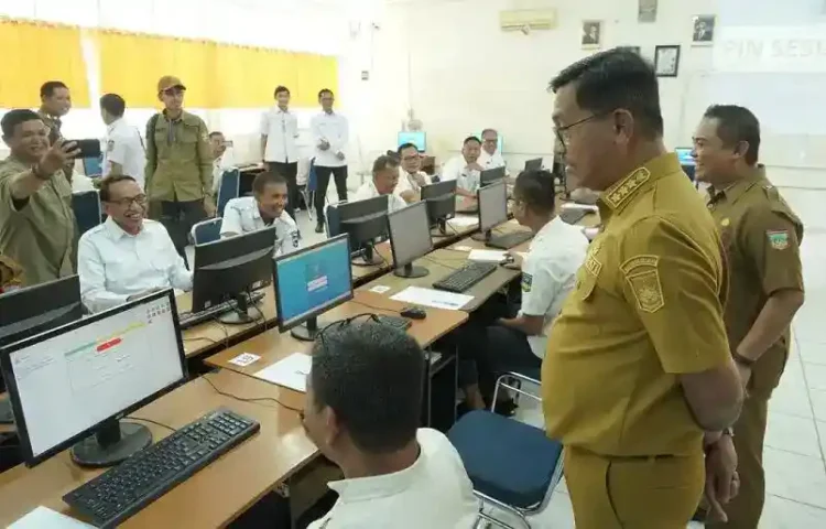 PENERAPAN MANAJEMEN TALENTA— Bupati Solok Selatan H. Khairunas memantau langsung pelaksanaan kegiatan Manajamen Talenta di SMK N 1 Solok Selatan.