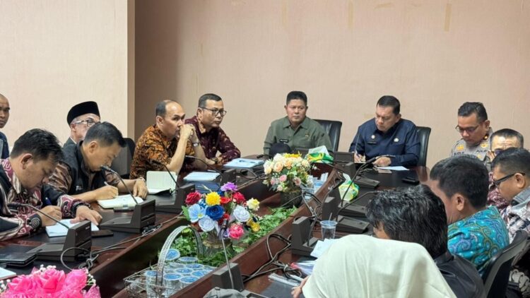 PENANGANAN BENCANA— Bupati Pasaman Welly Suhery saat memimpin rapat melibatkan OPD, membahas penanganan bencana dan warga terdampak.