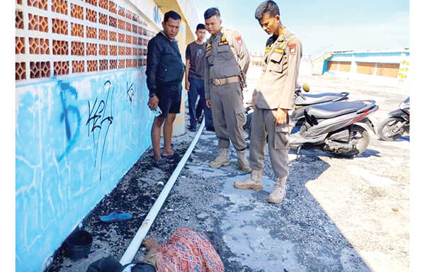 Geger! Pria Tua Tewas di Pasar Raya Padang, Identitasnya Tak Diketahui Dievakuasi ke RS Bhayangkara 1 TEWAS— Pria tua yang ditemukan tewas di lantai 6 Blok II Pasar Raya Padang.