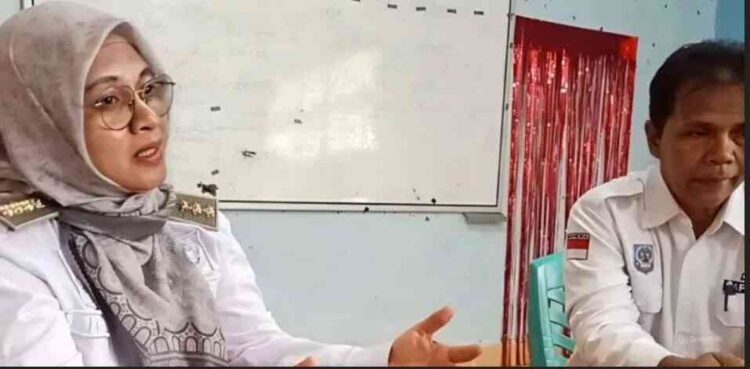 JEMPUT ASPIRASI—Camat Barangin, Irma Mulyadi menjemput aspirasi desa terhadap permasalahan dan hambatan dihadapi pemerintah desa di Desa Kolok Nan Tuo.