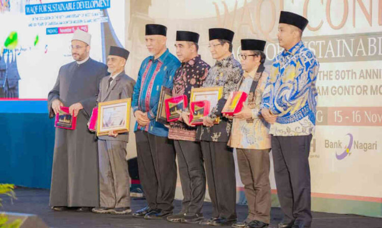 Konferensi Wakaf Internasional Dihadiri Tokoh Nasional dan Dunia, Pengembangan Wakaf Butuh Kelembagaan dan Tata Kelola yang Kuat 1 KONFERENSI WAKAF INTERNASIONAL—Gubernur Sumbar, Mahyeldi Ansharullah didampingi Wagub Vasko Ruseimy menyerahkan cinderamata kepada Ketua MPR RI, Ahmad Muzani, Menteri Agama RI, Prof Dr KH Nasaruddin Umar MA, Perwakilan Universitas Al Azhar, Mahmoud Al Hawary Pimpinan Pondok Modern Gontor, KH Hasna Abdullah Sahal.