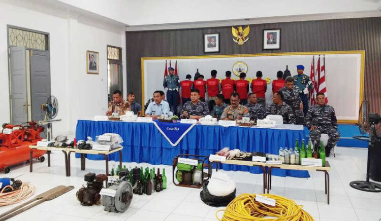 KM Rezeki Bersama dengan Tujuh ABK Ditangkap, 22 KG Bubuk Potasium dan 191 Sumbu Ledak Disita Lanal Nias 1 konferensi pers— Danlanal Nias, Kolonel Laut (P) Lexy Effraim Dumais, S.E., M. Tr. Opsla pada saat melaksanakan konferensi pers bersama Wabup Nisel, Ir. Yusuf Nache, ST.,MM.