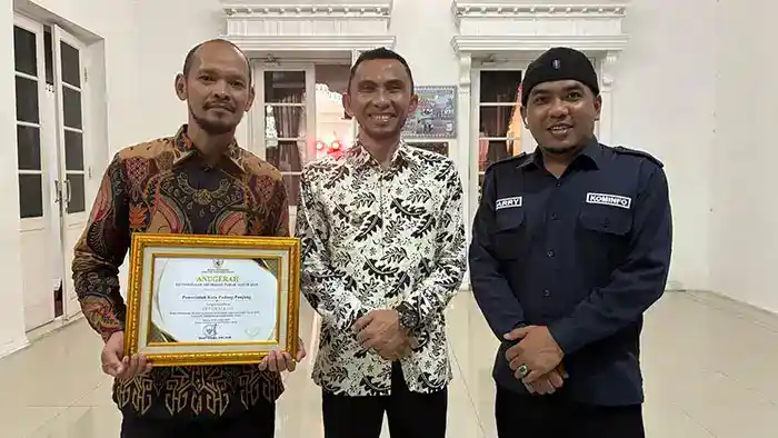 ANUGERAH KI— Wakil Wali Kota Padang Panjang, Allex Saputra (tengah) bersama Kabid Informasi dan Komunikasi Publik Dinas Kominfo, Maryulis Max usai menerima Anugerah Keterbukaan Informasi Publik dari Komisi Informasi (KI) Sumatera Barat. Penghargaan ini menegaskan konsistensi Padang Panjang sebagai Kota Informatif.