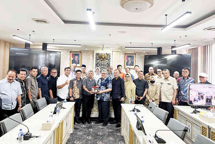 Studi Banding ke DPRD Jawa Barat, Bamus DPRD Sumbar Pelajari Efisiensi Kinerja Dewan dan Peningkatan Akuntabilitas 1 CINDERA MATA— Bamus DPRD Sumbar menerima cindera mata saat studi banding ke DPRD Jawa Barat.