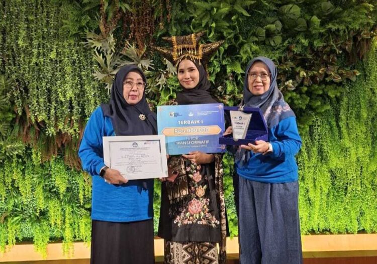 Anugerah dan Apresiasi Guru dan Tenaga Kependidikan Sumatera Barat, Pemkab Padangpariaman Torehkan Prestasi Membanggakan 1 RAIH PENGHARGAAN—Kabupaten Padangpariaman saat meraih prestasi membanggakan pada ajang Anugerah dan Apresiasi Guru dan Tenaga Kependidikan (GTK) Tingkat Provinsi Sumatera Barat tahun 2025.
