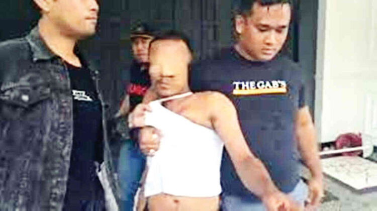 Perampok Sadis Ditangkap usai Live TikTok, Beraksi di Padangpariaman lalu Kabur ke Banten, Embat iPhone 16 Pro Max dan Perhiasan Emas 32 Gram 1 PERAMPOK— Pelaku Mamat (27) yang melakukan perampokan di Padangpariaman ditangkap Tim Gagak Hitam di Provinsi Banten.