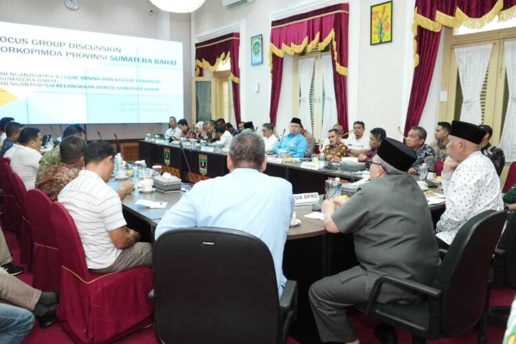 Gubernur Sumbar Mahyeldi Ansharullah saat FGD dengan Forkopimda membahas antisipasi Illegal Mining, Illegal Fishing, dan Kelangkaan BBM di Sumbar di Istana Gubernur, Jumat (24/10).