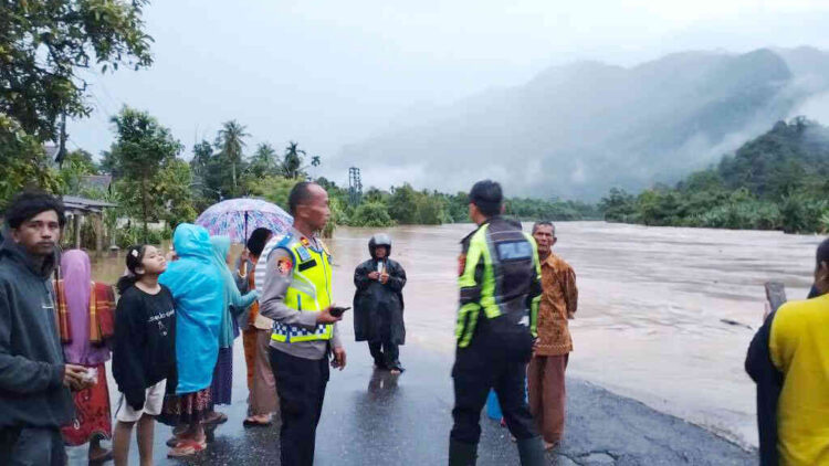 BENCANA— Hujan lebat mengakibatkan bencana banjir dan tanah longsor di beberapa daerah di Sumbar.