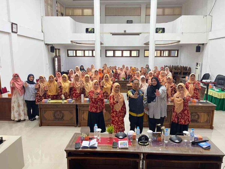SOSIALISASI BAHAYA NARKOBA—Ketua DWP Kota Sawahlunto, Ny. Leny Rovandly Abdams menghadiri kegiatan sosialisasi Badan Narkotika Nasional (BNN) Kota Sawahlunto dengan tema bahaya narkoba bagi putra putri generasi penerus bangsa yang dilaksanakan pada Jumat (21/11) di Ruang Rapat DPRD Kota Sawahlunto.