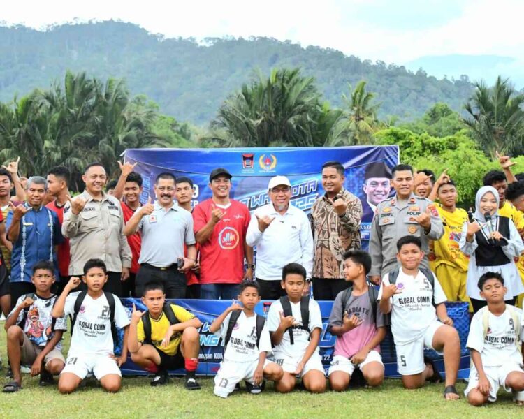 Anggota DPRD Padang, Rustam Efendi, KONI Kota Padang menggelar turnamen sepakbola usia 17 tahun antar klub se‑kota Padang.