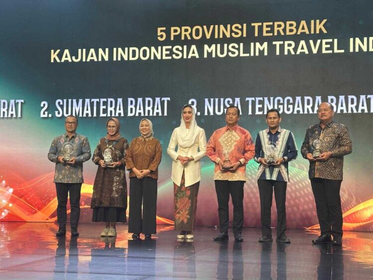 Penghargaan IMTI diserahkan Menteri Pariwisata RI, Widiyanti Putri Wardhana kepada Gubernur Sumbar diwakili Kepala Dinas Pariwisata, Lila Yanwar dalam acara puncak IMTI 2025 di Jakarta Expo, Kamis (9/10).