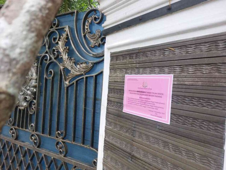 Kejari Padang menyegel dan menyita rumah pribadi Anggota DPRD Sumbar Beny Saswin Nasrun di kawasan Lapai Kecamatan Nanggalo Padang saat dilakukan penggeledahan, Senin (17/11).