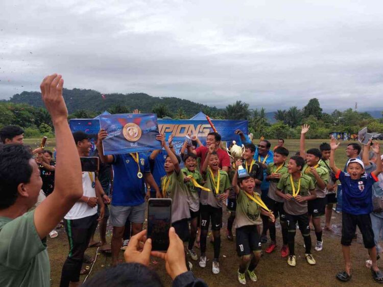 Anggota DPRD Padang Fraksi PAN, Rustam Efendi bersama Bendara KONI Kota Padang Zulhardi Z Latief dan Wakil Sekretaris 1 KONI Kota Padang yang juga Ketua Pelaksana Turnamen Piala Wali Kota Padang U12, Yuherdi menyerahkan piala dan hadiah kepada SSB Ripans yang tampil sebagai juara Piala Wali Kota Padang U12, Minggu (23/11) di Lapangan Sepak Bola Kompak FC.