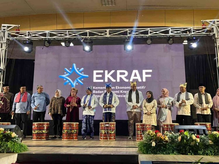 Menteri Ekraf Teuku Riefky Harsya meresmikan peluncuran Creative Hub Tanah Datar di Sumbar di Lapangan Cindua Mato, Kabupaten Tanah Datar, bersamaan dengan Malam Puncak Ekraf Festival 2025 pada Minggu, (23/11).