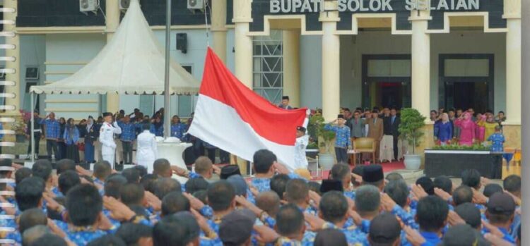 PERINGATAN HARI PAHLAWAN— ASN Pemerintah Kabupaten Solok Selatan semangat mengikuti upacara Hari Pahlawan di halaman kantor Bupati, Senin (10/11) pagi.