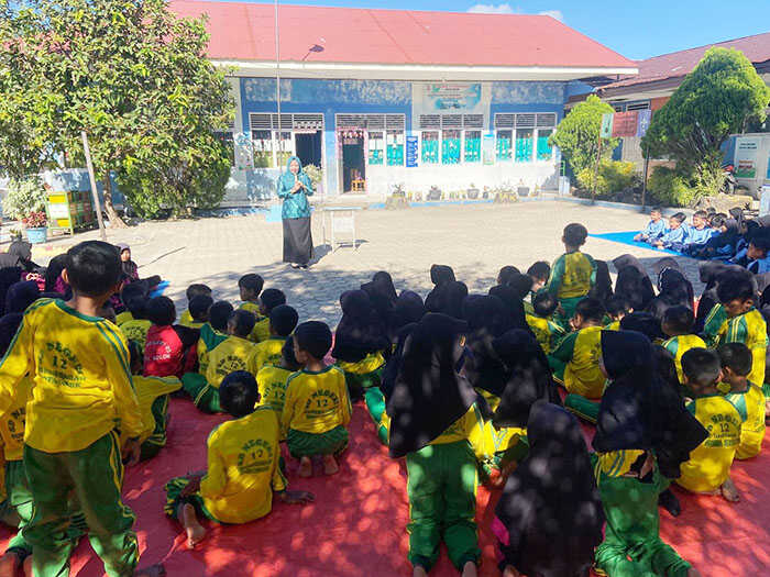 Program Unggulan Bertajuk PKK Masuk Sekolah, Perkuat Sinergi Antar Keluarga, Masyarakat dan Dunia Pendidikan 1 LANGKAH STRATEGIS— Ketua TP-PKK Kota Solok, Ny. Dona Ramadhani Kirana Putra, menghadiri program unggulan bertajuk PKK Masuk Sekolah.