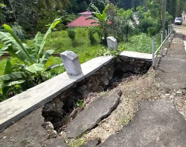 Akses dan FasilitasTMP Situjuah Batua Memprihatinkan 1 BUTUH PERHATIAN—Terlihat akses jalan dan fasilitas TMP Situjuah Batua memprihatinkan butuh perbaikan segera dari pihak terkait.