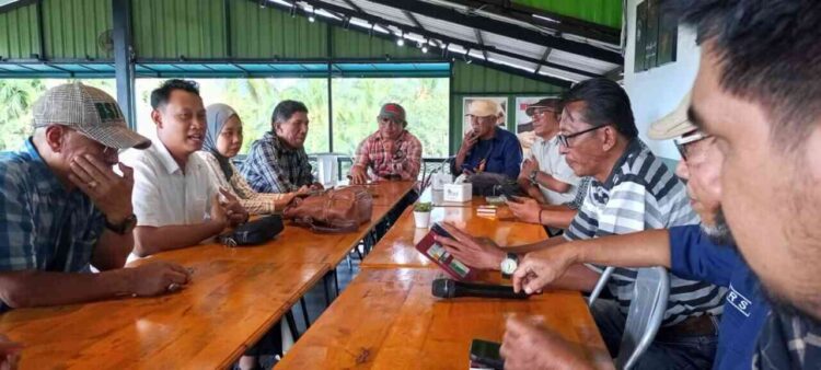 PT PLN Indonesia Power UBP Ombilin Perkuat Komunikasi dengan Wartawan 1 JUMPA PERS— PT PLN Indonesia Power Unit Bisnis Pembangkitan (UBP) Ombilin menggelar jumpa pers (Jumpers) dengan rekan wartawan untuk meningkatkan komunikasi di Glugu Kafe, Kamis (20/11).