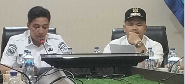 KETERANGAN PERS— Wali Kota Sawahlunto Riyanda Putra didampingi Wawako Jeffry Hibatullah memberikan keterangan pers terkait pelaksanaan Sawahlunto International Music Festival (SIMFes) 2025 di Balaikota, Rabu (5/11).