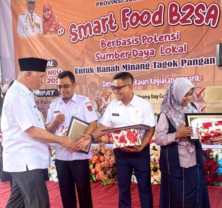Ajang Lomba Smart Food B2SA, Padangpariaman Torehkan Prestasi Membanggakan 1 SERAHKAN PENGHARGAAN— Gubernur Sumbar Mahyeldi serahkan penghargaan kepada Kepala Dinas Pertanian dan Ketahanan Pangan Kabupaten Padangpariaman, Yurisman.