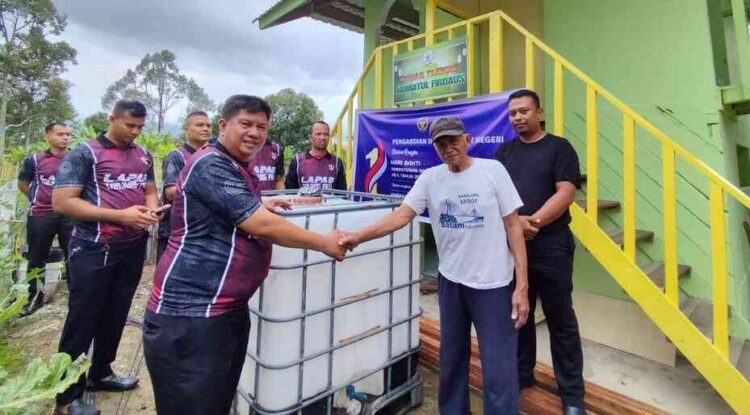 BANTUAN— Kalapas Kelas II B Tanjung Pati, Elfiandi didampingi sejumlah Staf menyerahkan  tangki air kepada rumah Tahfiz Jannatul Firdausi.