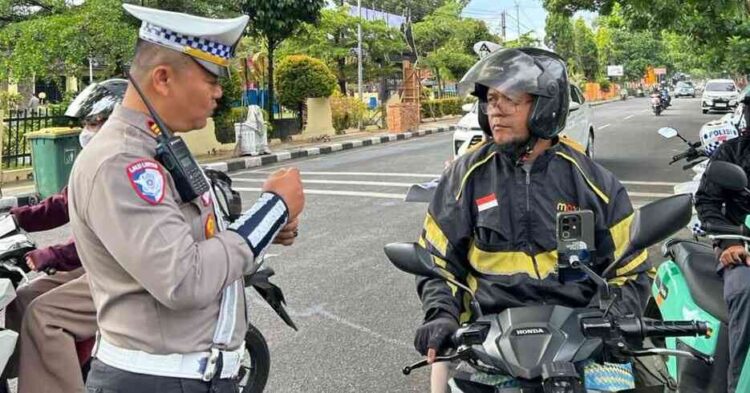 EDUKASI—Kasat Lantas Polres Payakumbuh, AKP Yuliarman saat memberikan edukasi kepada pengendera motor.