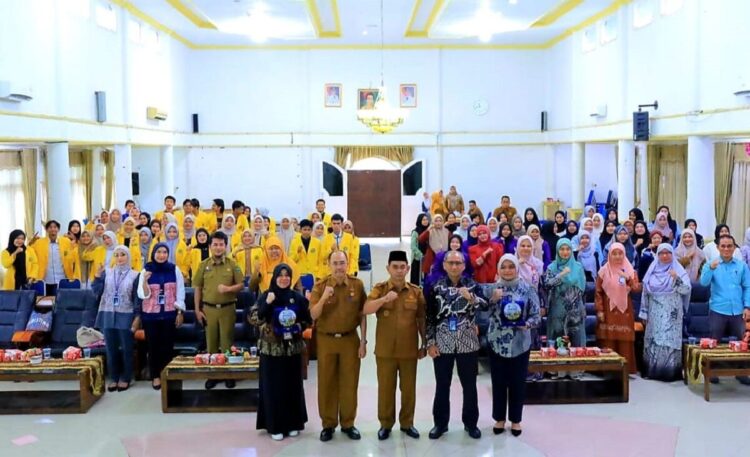 FOTO BERSAMA—Usai kegiatan sosialisasi Literasi Keuangan dan Pasar Modal, Wabup Parulian foto bersama peserta.