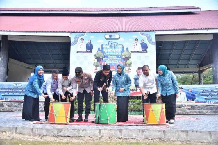 GEBYAR JAMBORE PKK— Wako Sawahlunto Riyanda Putra bersama Ketua TP-PKK Ny. Yori Gemitia Riyanda Putra, membuka Gebyar Jambore PKK Tingkat Kota Sawahlunto yang digelar di Camping Ground Kandi.