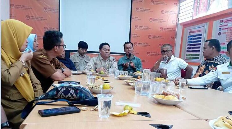 FORUM KOMUNIASKI PUBLIK— Ketua KPU Dicky Andrika bersama jajaran Komisioner KPU Tanah Datar menggelar Forum Komunikasi Publik (FKP).