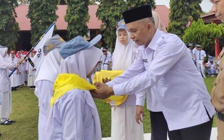 KUKUHKAN—Zahirman mewakili Ketua PMI Padangpariaman asat pengukuhan.