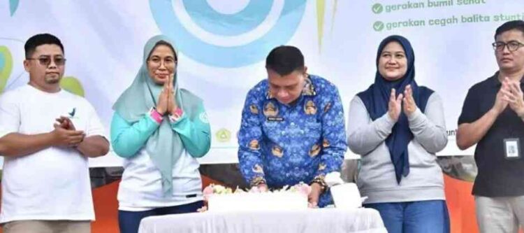 PERINGATAN HKN— Kepala Dinas Kesehatan Sawahlunto, Ranu Verra Mardianti memotong kue saat memperingati Hari Kesehatan Nasional (HKN) ke-61 di Meervon, Kandi, Sawahlunto.
