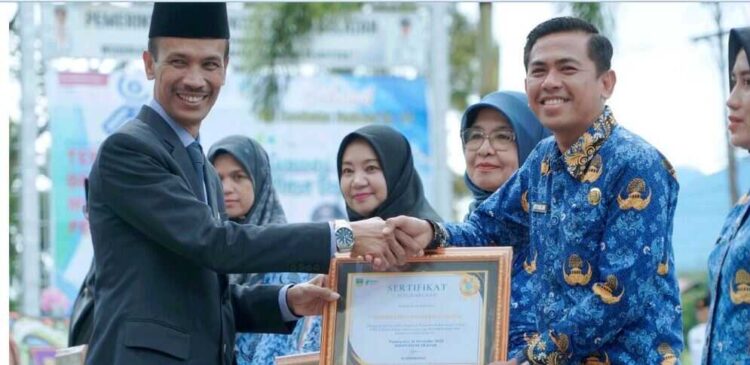 SERAHKAN PENGHARGAAN— Wakil Bupati Solok  Selatan Yulian Efi serahkan penghargaan pada nakes.berprestasi usai upacara upacara peringatan Hari Pahlawan sekaligus HKN ke-61 tingkat Kabupaten Solok Selatan yang digelar di Halaman Kantor Bupati, Senin (10/11).