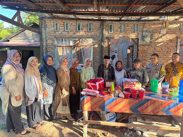 Dilatih Berjalan, Ali Munir Diberi Bantuan Tongkat 1 SERAHKAN BANTUAN—Ketua TP PKK Kabupaten Padangpariaman Ny. Nita Christanti Azis, saat mengunjungi kediaman Ali Munir, warga Korong Kampung Rimbo Nagari Padang Bintungan Kecamatan Nan Sabaris, sekaligus menyerahkan bantuan tongkat.