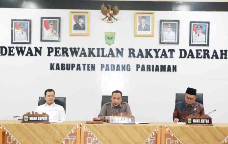 PENYAMPAIAN JAWABAN EKSEKUTIF— Wakil Bupati Rahmat Hidayat menyampaikan jawaban eksekutif atas pandangan umum Fraksi-fraksi DPRD Padangpariaman terhadap nota keuangan Rancangan Anggaran Pendapatan dan Belanja Daerah (RAPBD) TA 2026.