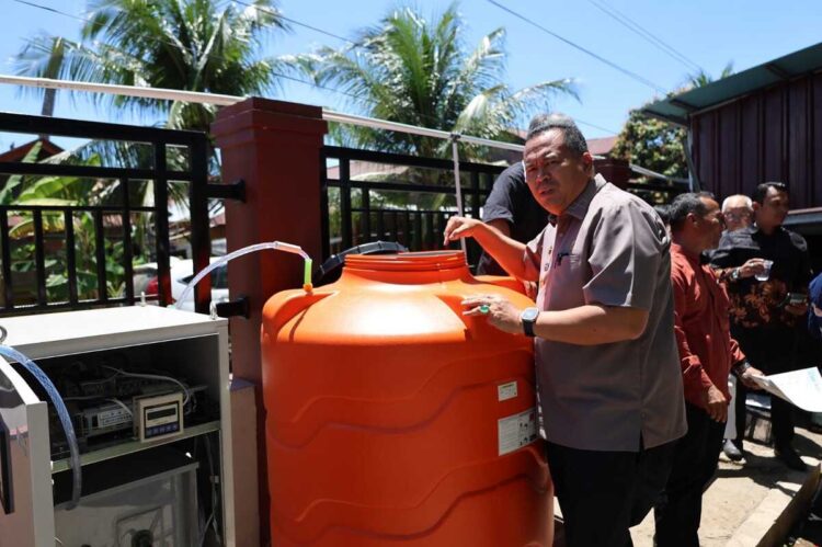 FILTER AIR—Wali Kota Paiaman Yot Balad  saat pemasangan hibah Filter Air dari CCR Corporation Japan perwakilan Indonesia yang berlokasi di SMPN 2 Pariaman.