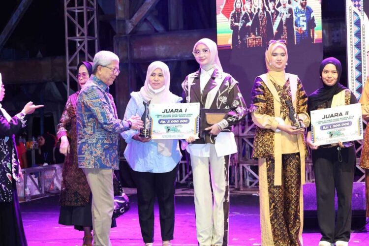 Dekranasda Pariaman Juara 1 di Festival Batik Sumbar 2025 Sawahlunto 1 KARYA BATIK— Prestasi Rizka Afriyuni, desainer muda asal Kota Pariaman yang berhasil metaih juara melalui karya batik.