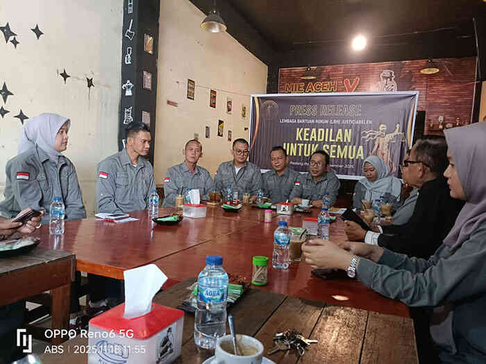 PERTEMUAN—Barisan advokat LBH Justiciabelen dari berbagai spesialisasi: pidana, perdata, hukum Islam, hingga hukum ekonomi syariah.gelar pertemuan.