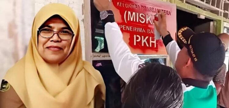 PEMASANGAN STIKER— Kepala Dinas Sosial Kabupaten Solok, Desmalia Ramadhanur dan tim gabungan Dinsos melakukan pemasangan stiker identitas rumah warga KPM.