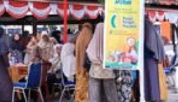 Gerakan Pangan Murah di Payakumbuh Diserbu Warga, Minyak Goreng dan Cabai Ludes Hitungan Jam 1 PADATI—Warga tampak memadati area Pasar Padang Kaduduak saat pelaksanaan Gerakan Pangan Murah yang digelar Pemerintah Kota Payakumbuh melalui Dinas Ketahanan Pangan bekerja sama dengan Badan Pangan Nasional, Senin (3/11).