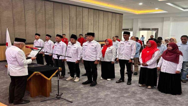 PELANTIKAN PENGURUS— Ketua PMI Provinsi Sumatera Barat, Drs. Aristo Munandar,melantik dan mengukuhkan Dewan Kehormatan serta Pengurus PMI Kabupaten Solok 2025–2030, Kamis (13/11), di gedung pertemuan Setda Gedung C Arosuka.