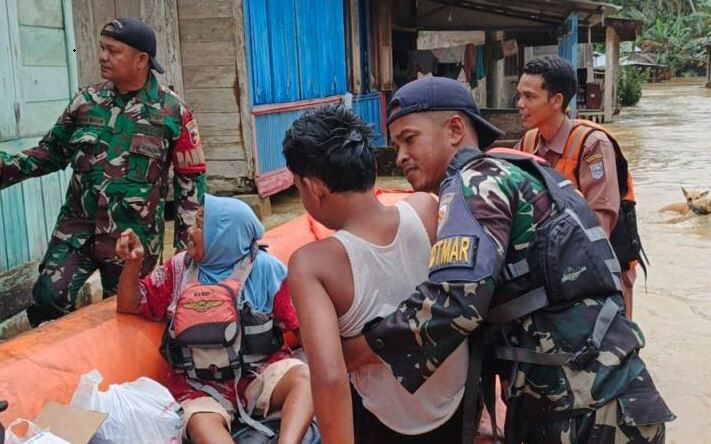 EVAKUASI—Terlihat sejumlah anggota Babin Potmar sedang melakukan evakuasi warga Sasak  untuk selanjutnya diungsikan ke TPI , KANAN—Seorang anak anak diberikan makanan di atas perahu karet untuk diungsiklan.