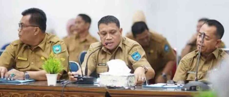 RAPAT DENGAR PENDAPAT— Sekda Sawahlunto Rovanly Abdams rapat dengar pendapat dengan anggota DPRD setempat.