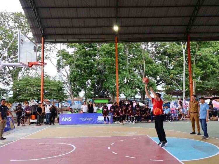 WALI KOTA CUP BASKETBALL— Wakil Wali Kota Payakumbuh Elzadaswarman saat pukul bola pada pembukaan Wali Kota Cup Basketball 2025.
