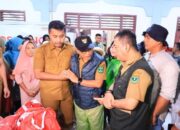 Serahkan Bantuan, Wakil Gubenur Kunjungi Korban Banjir Kampung Galapuang