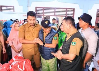 Serahkan Bantuan, Wakil Gubenur Kunjungi Korban Banjir Kampung Galapuang