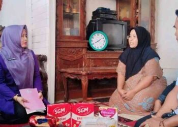 Ketua TP-PKK Serahkan Bantuan Genting