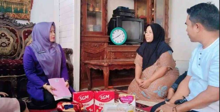 BANTUAN— Ketua TP-PKK Kota Solok, Ny. Dona Ramadhani Kirana Putra, kembali menyerahkan bantuan Genting (Gerakan Orang Tua Asuh Cegah Stunting).