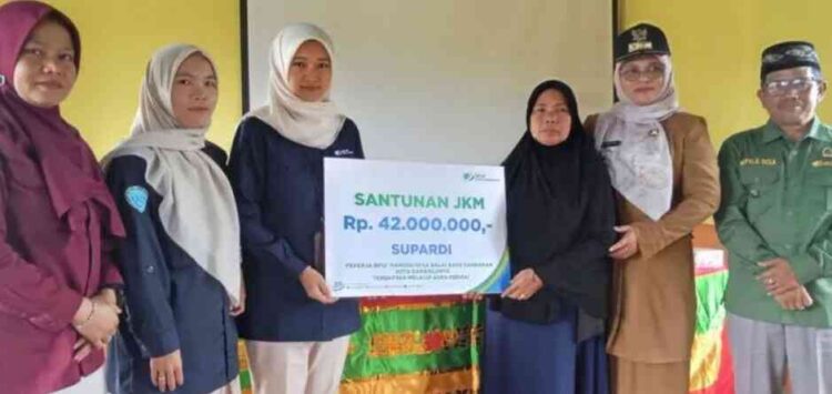 Pekerja Rentan Harus Didaftarkan di BPJS Ketenagakerjaan 1 SERAHKAN SANTUNAN— Camat Barangin Irma Mulyadi dan Account Representative Khusus BPJS Ketenagakerjaan, Cabang Solok Ayu Wulandari bersama ahli waris Supardi, saat penyerahan santunan jaminan kematian.