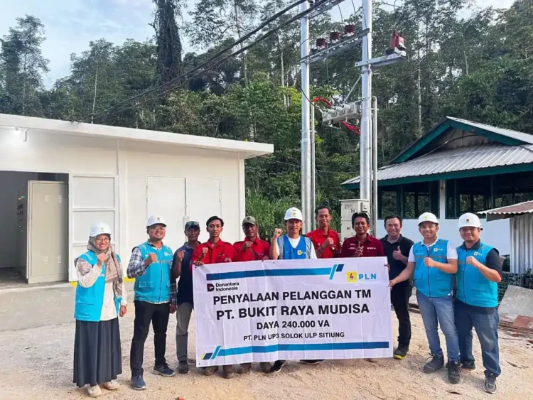 PLN ULP Sitiung Lakukan Penyalaan Pelanggan TM 240.000 VA untuk PT Bukit Raya Mudisa 1 ss