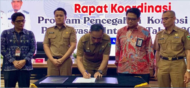 TEKEN INTERNAL AUDIT— Sekretaris Daerah (Sekda) Kabupaten Solok Medison saat menandatangani Internal Audit Charter (IAC) saat rakor program pencegahan korupsi dan penguatan pengawasan internal Tahun 2025.
